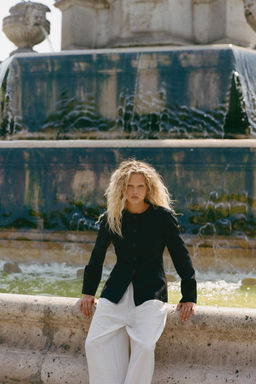 FITTED BLAZER WITH SHOULDER PADS