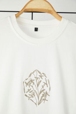 TRENDYOL MAN Unisex Ekru Crop/K?sa Kal?p Cicek Nak?sl? %100 Pamuk T-Shirt TMNSS25TS00098 - Trendyolmilla фото 9