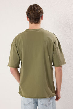 Trendyolmilla Man Haki Oversize/Genis Kesim Eskitme/Y?kama Gorunumlu %100 Pamuklu T-Shirt TMNSS25TS00077  фото 4
