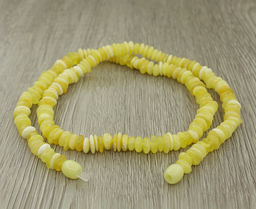 Янтарь молочный, мелкая галька, бусы длиной 51см