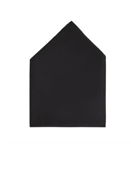 Черный костюм, галстук-бабочка и пояс