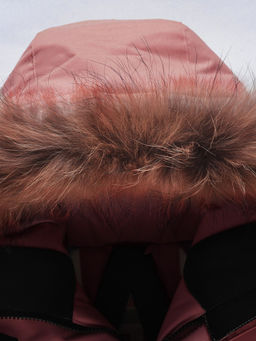 Парка зимняя подростковая для девочки с капюшоном и мехом бордового цвета 9534Bo