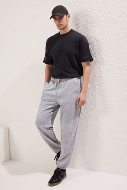 TRENDYOL MAN Gri Melanj Oversize/Genis Kesim Lastik Paca Kelebek Bask?l? Esofman Alt? TMNSS25EA00006 - Trendyolmilla фото 2