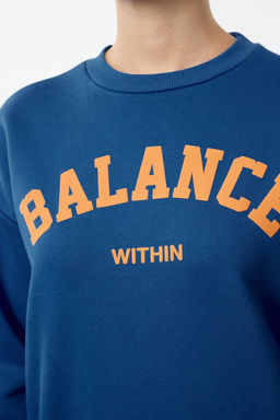 TRENDYOLMILLA Lacivert Slogan Bask?l? Oversize/Genis Kal?p Orme Sweatshirt TWOAW25SW00033  фото 4