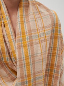 В составе шерсть Большой, мягкий, теплый двусторонний палантин с рисунком в стиле арт-деко.