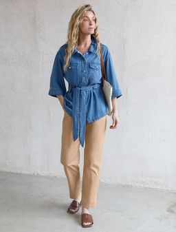 Удлиненная блузка с поясом и карманами из джинсового лиоцелла - Vilatte фото 5