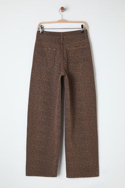 TRENDYOLMILLA Cok Renkli Leopar Desenli Kahverengi Normal Bel Skater Jeans TWOSS25JE00038