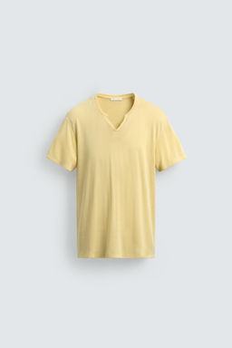 CAMISETA CUELLO PANADERO ABIERTO / Amarillo