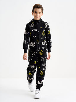 Черный комбинезон для мальчика с принтом