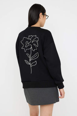 Teen Siyah Oversize/Genis Kal?p Dik Yaka On ve S?rt Cicek Nak?sl? Orme Sweatshirt TWOAW26SW00054