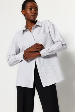 TRENDYOLMILLA Mavi Cizgili Cep Detayl? Oversize/Genis Kal?p Dokuma Gomlek TWOAW23GO00359
