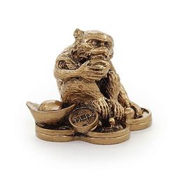 Обезьяна на монетах и золотых слитках 5см