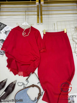 Костюм с юбкой и кофтой с кружевами