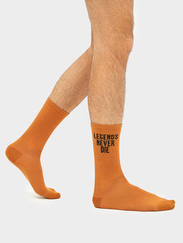 Цена за 5 пар! Носки мужские коричневые с рисунком в виде надписи LEGEND NEVER DIE
