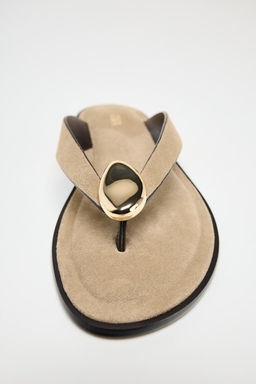 FLAT SPLIT SUEDE SANDALS WITH METAL EMBELLISHMENT - Zara фото 4