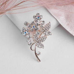 Брошь «Цветочная веточка», белая в золоте