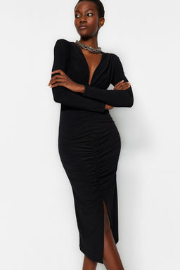 TRENDYOLMILLA Siyah Drapeli V Yaka Fitted/Vucuda Oturan Esnek Midi Orme Kalem Elbise TWOAW24EL00197