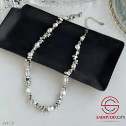 Чокер расшитый имитацией жемчуга