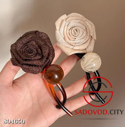 Заколка для волос с бусинами в виде розы.
