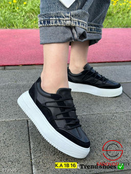 Кроссовки весенние женские