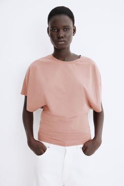 Camiseta con mangas mariposa