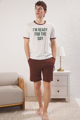 TRENDYOL MAN Ekru Kahverengi Regular Fit Slogan Bask?l? Orme Sortlu Pijama Tak?m? TMNSS25PT00011