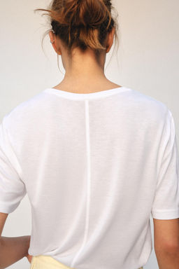 CAMISETA ESCOTE PICO FLUIDA / Blanco
