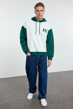 TRENDYOL MAN Ekru Oversize/Genis Kesim Renk Bloklu Sehir Nak?sl? Ici Polar Kapusonlu Sweatshirt TMNAW25SW00028