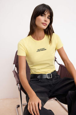 Sar? Fitted/Vucuda Oturan Esnek Crop Bisiklet Yaka K?sa Kol Bask?l? Orme T-Shirt TWOSS25TS00082