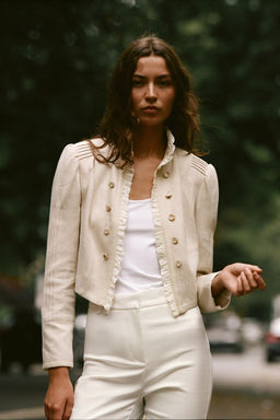 BLAZER CORTA VOLANTES / Beige claro
