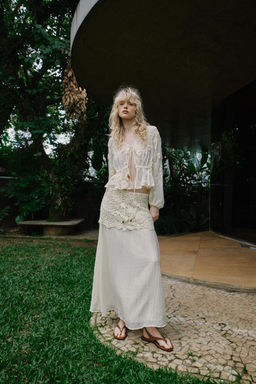 BLUSA SEMITRANSPARENTE BORDADOS / Beige claro