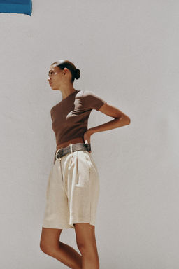 CAMISETA CROPPED MANGA CORTA / Marr?n claro