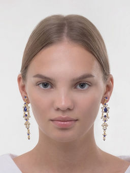 Клипсы для ушей висячие со стразами QF Ажур, капли с завитками, цвет бело-синий в золоте