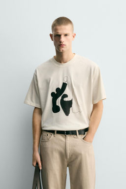 CAMISETA GR?FICO CONTRASTE / Crudo / Beige