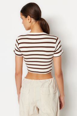 Trendyolmilla Premium Tas Ekru Cizgili Viskoz/Yumusak Kumas Crop Bisiklet Yaka Esnek Orme Bluz TWOSS23BZ00198 фото 31