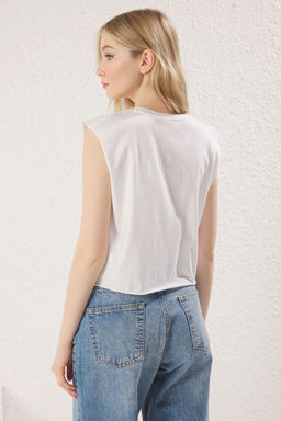 Ekru %100 Pamuk Bask?l? Kolsuz Relaxed/Rahat Kal?p Crop Bisiklet Yaka Orme T-Shirt TWOSS23TS00122