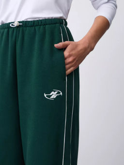 Спортивные брюки с декоративными кантами