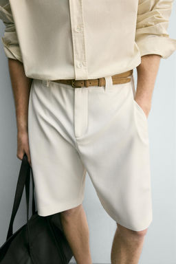 BERMUDA RELAXED FIT PLIEGUES LATERALES / Blanco roto