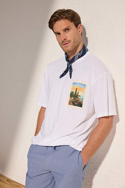 Beyaz Oversize/Geni_ Kesim Bisiklet Yaka Aplike Manzara Bask_l_ T-Shirt TMNSS25TS00220