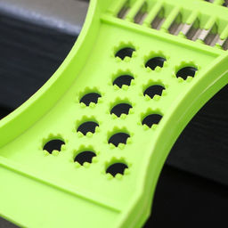 Цена за 2 шт. Овощечистка с тёркой и шинковкой Доляна, 17 см, зелёная