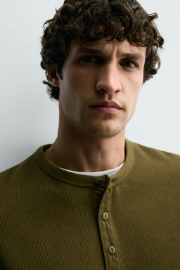 CAMISETA ESTRUCTURA CUELLO PANADERO / Khaki