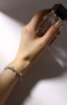 Браслет со стразами «Амелия» лепестки на толстой нити, цвет белый в серебре, 23 см