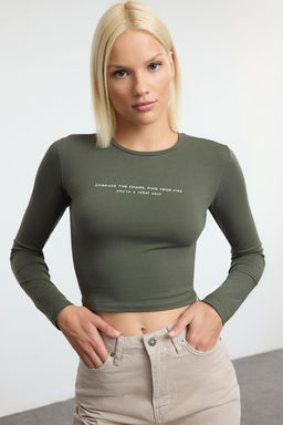 Trendyolmilla Antrasit Slogan Bask?l? Vucuda Oturan Crop Esnek Orme Bluz TWOAW25BZ00148  фото 2