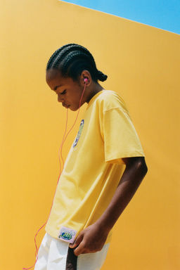 CAMISETA ESTAMPADO RELIEVE / Mostaza