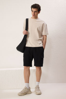 TRENDYOL MAN Siyah Oversize/Genis Kesim Gizli Kordonlu Lastik Belli Kargo Cepli Etiketli Sort TMNSS24SR00018