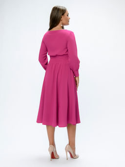 Платье цвета фуксии длины миди с широкой резинкой на талии - 1001dress фото 3