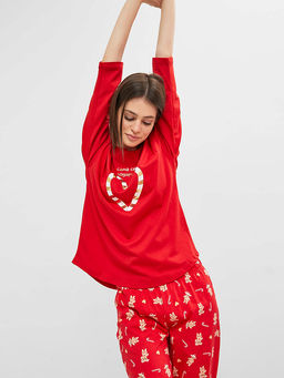 Комплект женский (лонгслив, брюки) в красном цвете с принтом в виде печенек