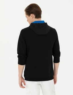 Черный свитшот с капюшоном