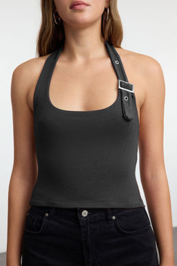 Trendyolmilla Siyah Boyundan Baglamal? Kemer Detayl? Fitted/Vucuda Oturan Orme Bluz TWOSS24BZ00580  фото 3