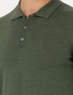 Базовый трикотажный свитер приталенного кроя цвета хаки с воротником-поло - Cacharel фото 7